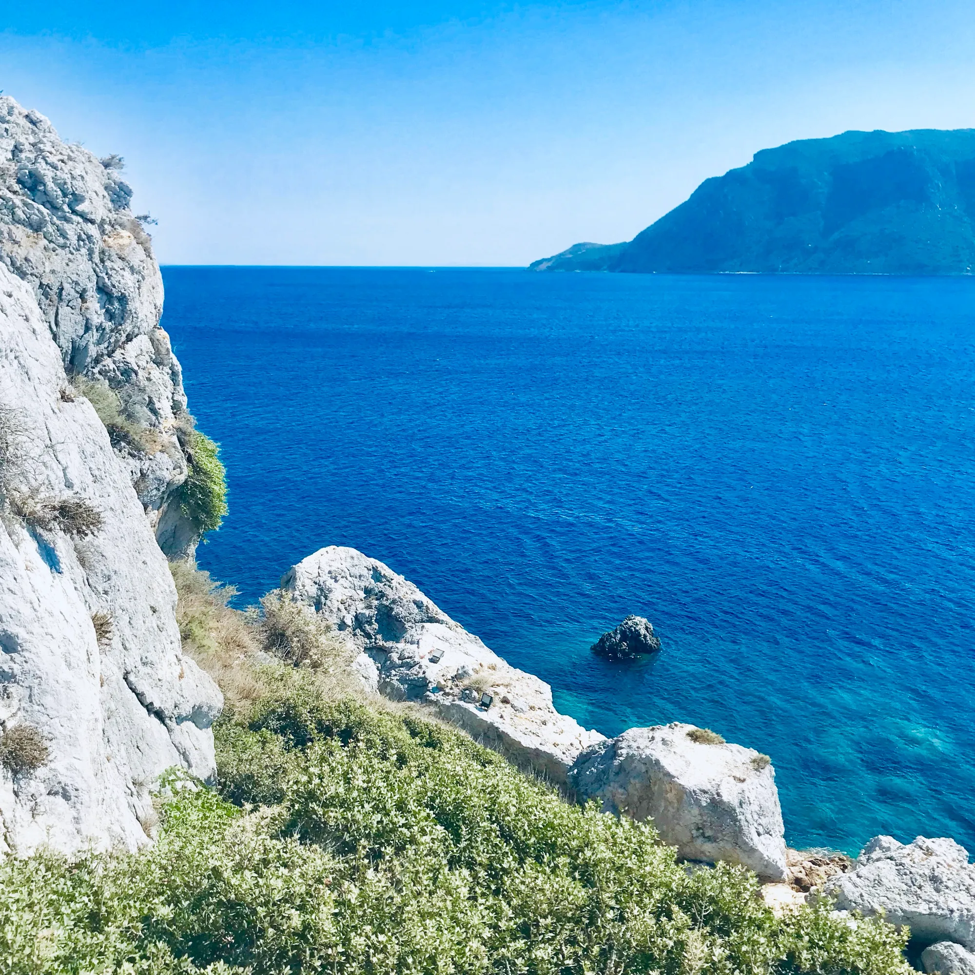 Felsenbucht mit klarem Wasser auf Kos