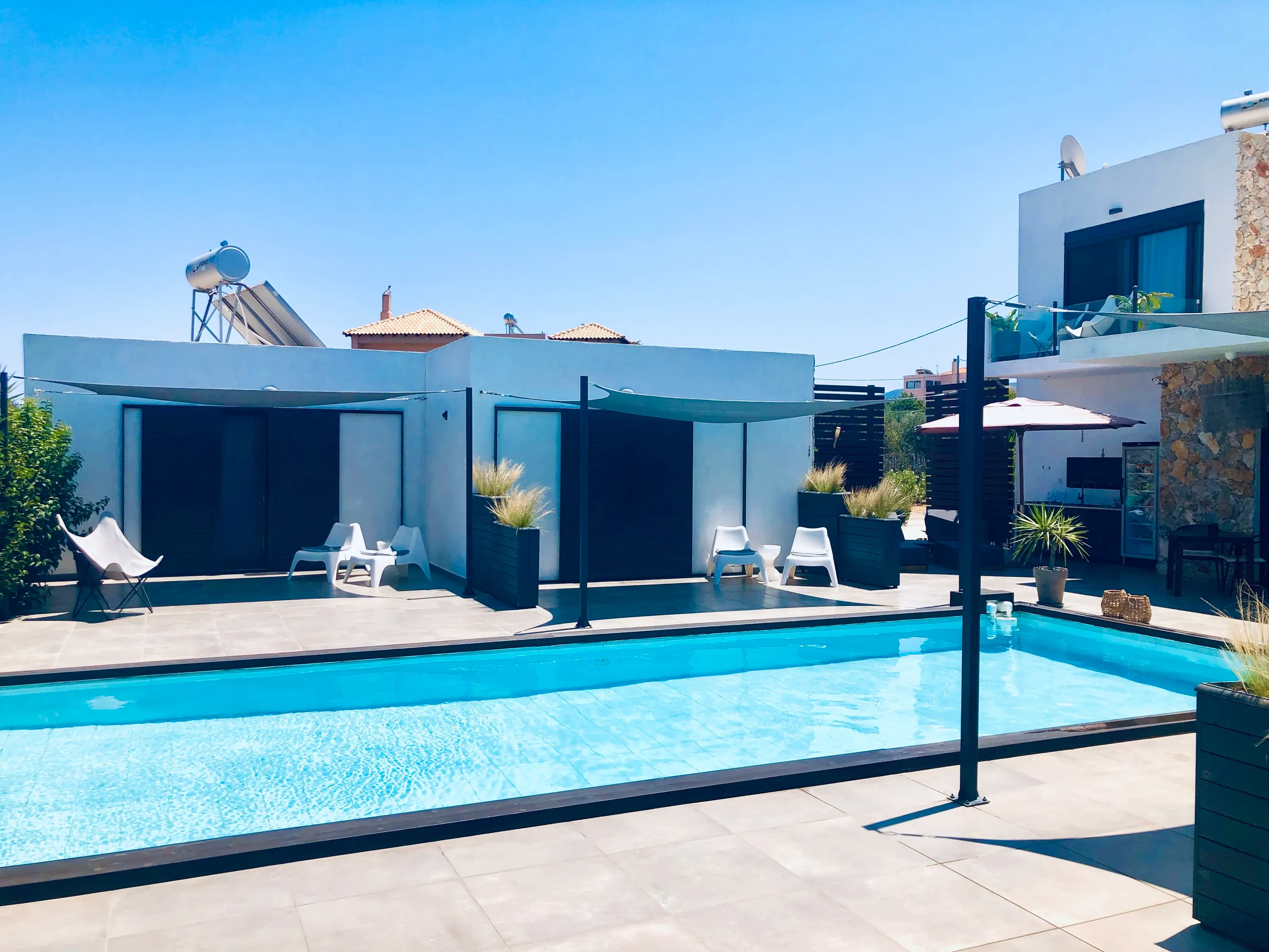 Pool und Bungalow der Soulbreeze Anlage auf Kos