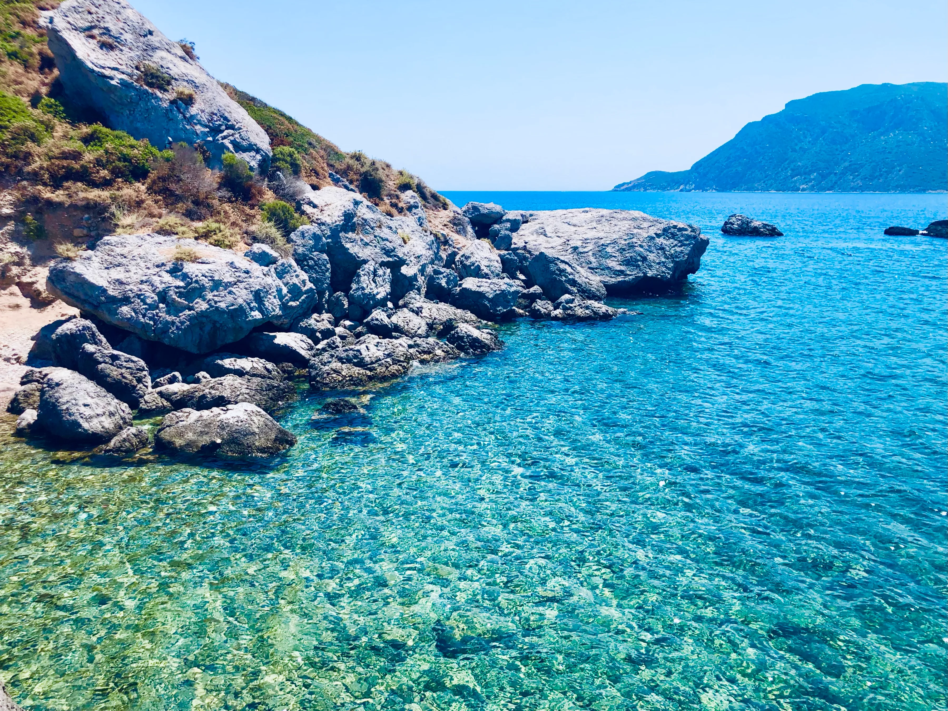 Türkisfarbenes Meer an der Küste von Kos